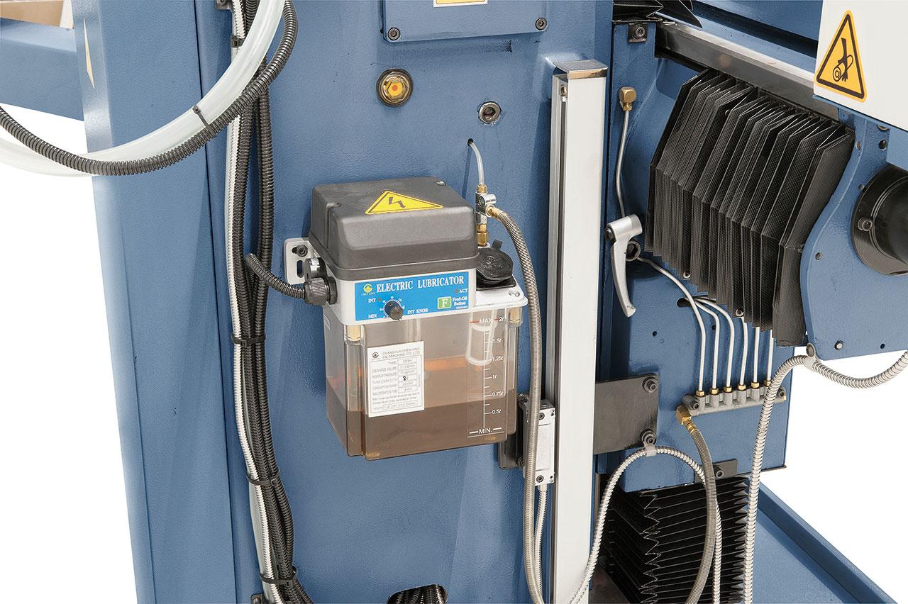 Elektrische Zentralschmierung für alle Führungsbahnen und Spindeln.