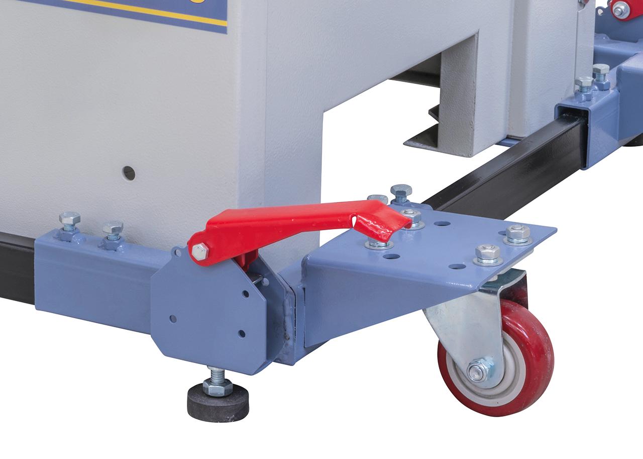Serially equipped with steering wheel and locking brake.