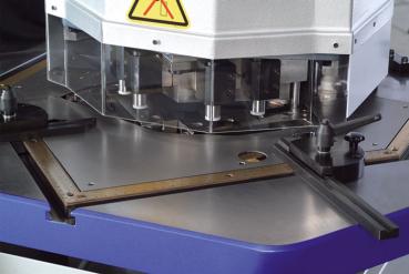 Metallkraft Hydraulische Ausklinkmaschine AKM 200-60 V