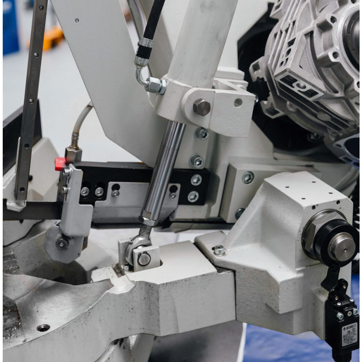 Metallkraft Halbautomatische Schwenkrahmen-Metallbandsäge  BMBS 300 x 320 HA-DG